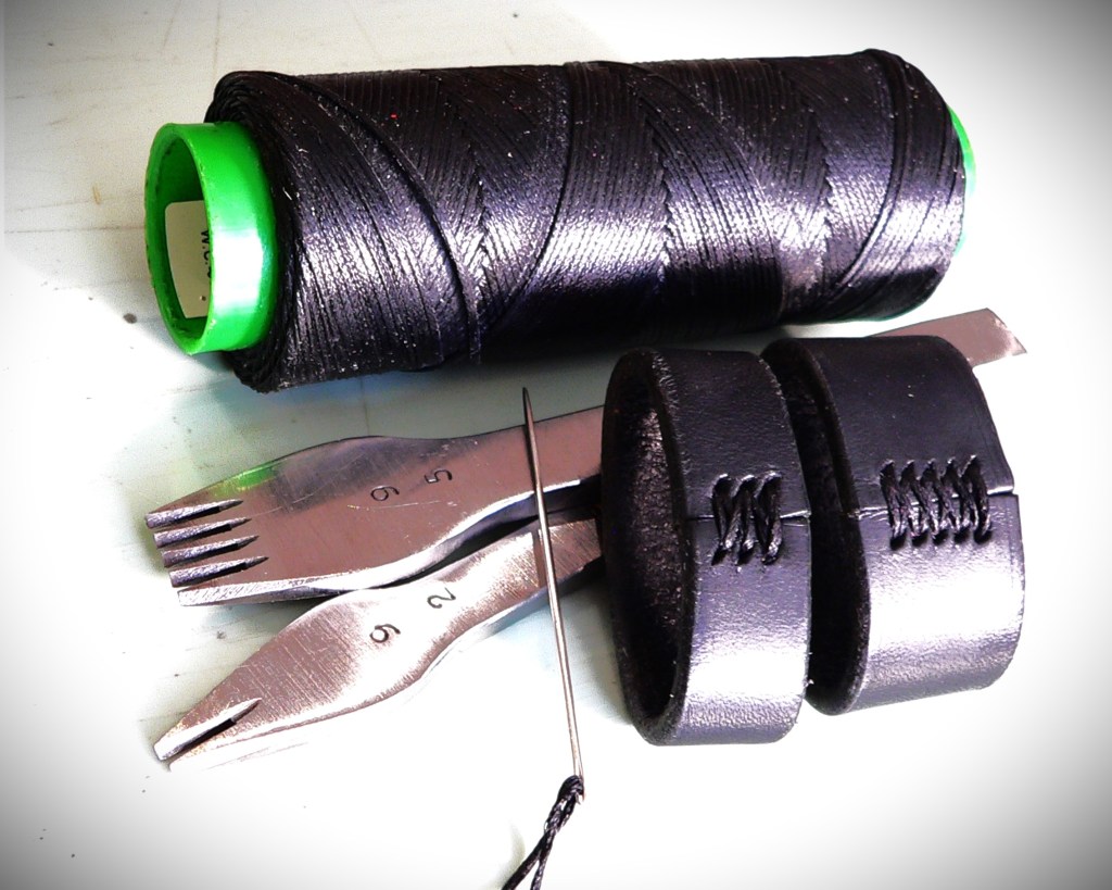 Outillage pour la couture à la main chez LOU'K'UIR, maroquinerie artisanale à Talence en gironde.