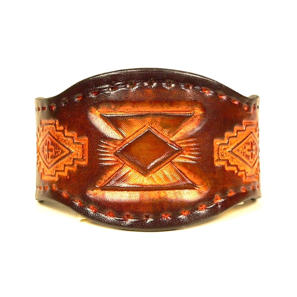 LOU’K’UIR, maroquinerie à Talence,  s’engage résolument vers le cuir à tannage végétal. Bracelet en cuir de vachette.